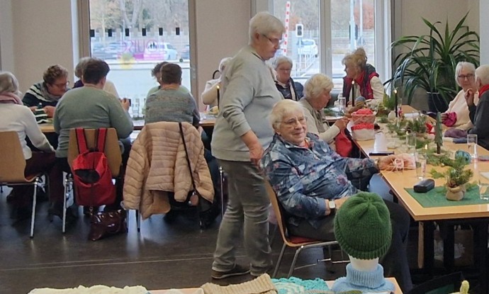 Sachspende : Mützen, Schals Strümpfe u.v.m./Strickfrauen aus der Region Bad Salzungen